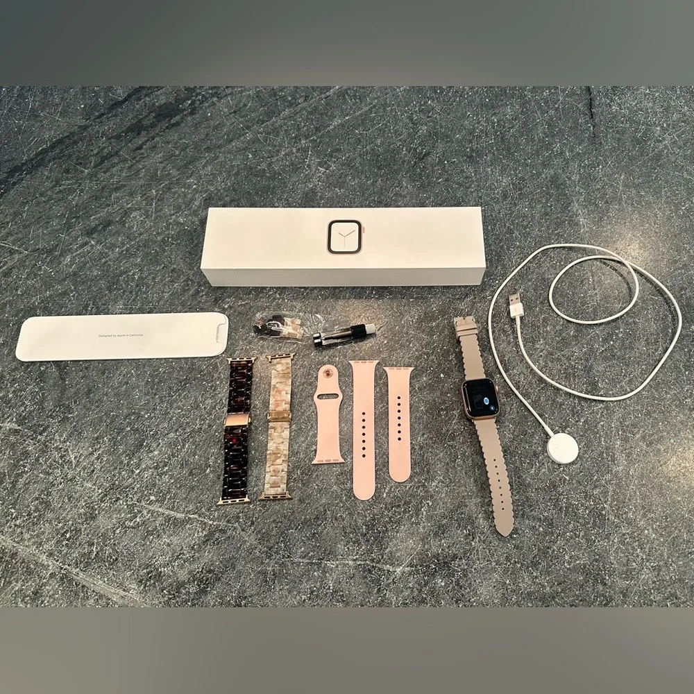 EUC Apple Watch Series 4; 40mm Gold Aluminum Pink Sand Sport Band - Picture 6 of 10